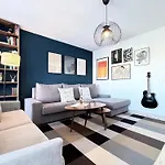 Centrico Y Luminoso En *